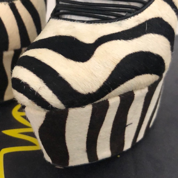 London Trash Ceres pumps in Zebra size 7 - Picture 8 of 8